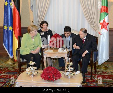 (180917) -- ALGIER, 17. September 2018 () -- Bundeskanzlerin Angela Merkel (1. L) trifft am 17. September 2018 in Algier (Algerien) mit dem algerischen Präsidenten Abdelaziz Bouteflika (1. R) zusammen. Der algerische Präsident Abdelaziz Bouteflika traf sich am Montag mit Bundeskanzlerin Angela Merkel in seinem Büro in Algier über bilaterale Partnerschaft und Entwicklung in allen Bereichen. () ALGERIEN-ALGIER-DEUTSCHLAND-MERKEL-VISIT Xinhua PUBLICATIONxNOTxINxCHN Stockfoto