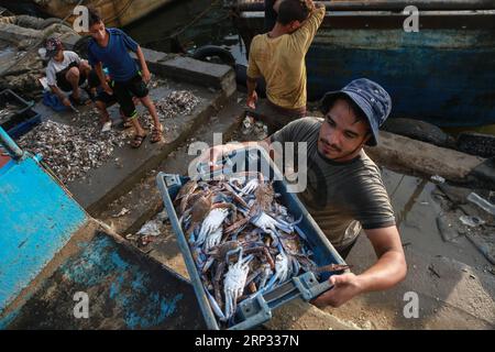 (180918) -- GAZA, 18. September 2018 -- Ein palästinensischer Fischer arbeitet am 17. September 2018 im Seehafen in Gaza-Stadt. ZU DIESEM Feature: Gaza-Fischer kämpfen um ihr Überleben unter Israels maritimen Beschränkungen Stringer) (rh) MIDEAST-GAZA-FISCHER zhaoyue PUBLICATIONxNOTxINxCHN Stockfoto