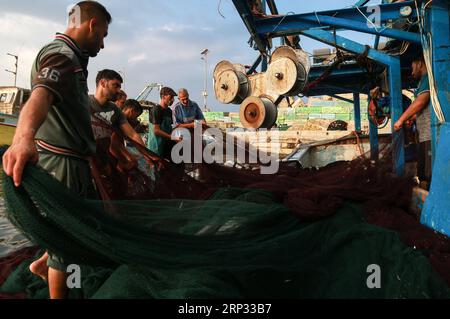 (180918) -- GAZA, 18. September 2018 -- palästinensischer Fischer, sagte Habil (C), arbeitet mit anderen Fischern auf seinem schäbigen Boot am 17. September 2018 im Hafen von Gaza in Gaza-Stadt. ZU DIESEM Feature: Gaza-Fischer kämpfen um ihr Überleben unter Israels maritimen Beschränkungen Stringer) (rh) MIDEAST-GAZA-FISCHER zhaoyue PUBLICATIONxNOTxINxCHN Stockfoto