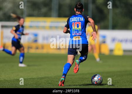 Julia Tabotta (19 SKN St Polten) treibt den Ball beim Admiral Frauen Bundesliga Match St Polten gegen Wien in der TP/NV-Arena (Tom Seiss/SPP) an. Alamy Live News Stockfoto