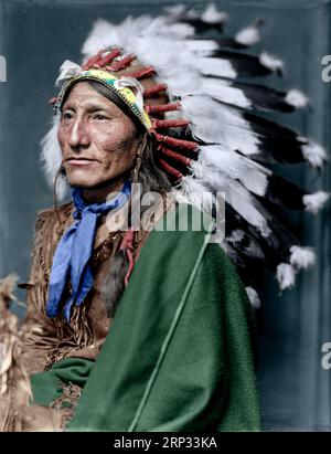 Whirling Horse, Sioux Indian, wahrscheinlich ein Mitglied von Buffalo Bill's Wild West Show, halblanges Porträt, nach links gerichtet, mit vollem Kopfschmuck und Drap Stockfoto