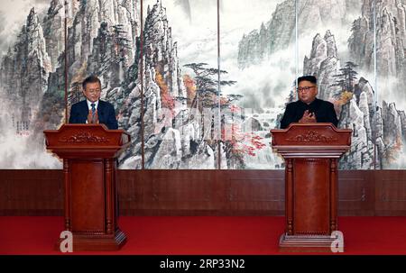 (180919) -- PJÖNGJANG, 19. September 2018 -- Kim Jong UN (R), Spitzenführer der Demokratischen Volksrepublik Korea (DVRK), und der südkoreanische Präsident Moon Jae-in halten nach der Unterzeichnung eines Dokuments in Pjöngjang, der DVRK, am 19. September 2018 eine gemeinsame Pressekonferenz ab. Kim und Moon unterzeichneten am Mittwoch ein Dokument nach ihrem zweiten persönlichen Dialog in Pjöngjang. (hy) GIPFELTREFFEN DVRK-SÜDKOREA - DOKUMENT ZUR UNTERZEICHNUNG VON PUBLICATIONxNOTxINxCHN im PyongyangxPressxCorps Stockfoto