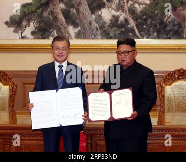 (180919) -- PJÖNGJANG, 19. September 2018 -- Kim Jong UN (R), Spitzenführer der Demokratischen Volksrepublik Korea (DVRK), und der südkoreanische Präsident Moon Jae-in posieren für Fotos, nachdem er am 19. September 2018 ein Dokument in Pjöngjang, der DVRK, unterzeichnet hat. Kim und Moon unterzeichneten am Mittwoch ein Dokument nach ihrem zweiten persönlichen Dialog in Pjöngjang. (hy) GIPFELTREFFEN DVRK-SÜDKOREA - DOKUMENT ZUR UNTERZEICHNUNG VON PUBLICATIONxNOTxINxCHN im PyongyangxPressxCorps Stockfoto