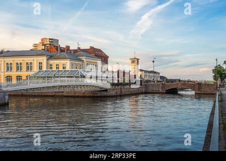 Malmö Canal Skyline bei Sonnenuntergang mit Malmö Central Station - Malmö, Schweden Stockfoto