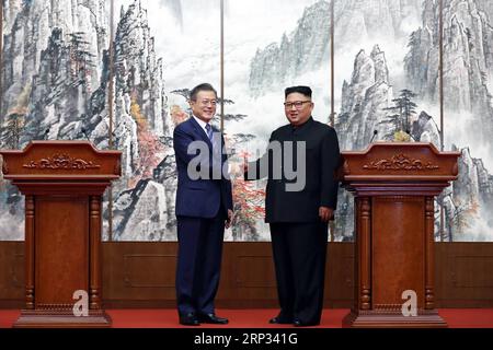 (180919) -- PJÖNGJANG, 19. September 2018 -- Kim Jong UN (R), Spitzenführer der Demokratischen Volksrepublik Korea (DVRK), gibt nach einer gemeinsamen Pressekonferenz in Pjöngjang, der DVRK, am 19. September 2018 mit dem südkoreanischen Präsidenten Moon Jae-in die Hand. Die beiden Führer einigten sich am Mittwoch darauf, die militärischen Spannungen zu beenden und zu versuchen, eine vollständige Entnuklearisierung der koreanischen Halbinsel zu erreichen. (hy) DVRK-SÜDKOREA-GIPFELTREFFEN-GEMEINSAME PRESSEKONFERENZ PyongyangxPressxCorps PUBLICATIONxNOTxINxCHN Stockfoto