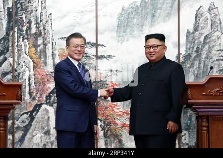 (180919) -- PJÖNGJANG, 19. September 2018 -- Kim Jong UN (R), Spitzenführer der Demokratischen Volksrepublik Korea (DVRK), gibt nach einer gemeinsamen Pressekonferenz in Pjöngjang, der DVRK, am 19. September 2018 mit dem südkoreanischen Präsidenten Moon Jae-in die Hand. Die beiden Führer einigten sich am Mittwoch darauf, die militärischen Spannungen zu beenden und zu versuchen, eine vollständige Entnuklearisierung der koreanischen Halbinsel zu erreichen. (hy) DVRK-SÜDKOREA-GIPFELTREFFEN-GEMEINSAME PRESSEKONFERENZ PyongyangxPressxCorps PUBLICATIONxNOTxINxCHN Stockfoto