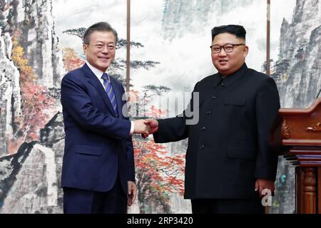 (180919) -- PJÖNGJANG, 19. September 2018 -- Kim Jong UN (R), Spitzenführer der Demokratischen Volksrepublik Korea (DVRK), gibt nach einer gemeinsamen Pressekonferenz in Pjöngjang, der DVRK, am 19. September 2018 mit dem südkoreanischen Präsidenten Moon Jae-in die Hand. Die beiden Führer einigten sich am Mittwoch darauf, die militärischen Spannungen zu beenden und zu versuchen, eine vollständige Entnuklearisierung der koreanischen Halbinsel zu erreichen. (hy) DVRK-SÜDKOREA-GIPFELTREFFEN-GEMEINSAME PRESSEKONFERENZ PyongyangxPressxCorps PUBLICATIONxNOTxINxCHN Stockfoto