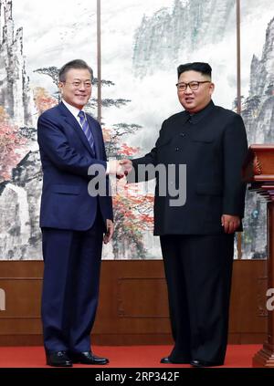 (180919) -- PJÖNGJANG, 19. September 2018 -- Kim Jong UN (R), Spitzenführer der Demokratischen Volksrepublik Korea (DVRK), gibt nach einer gemeinsamen Pressekonferenz in Pjöngjang, der DVRK, am 19. September 2018 mit dem südkoreanischen Präsidenten Moon Jae-in die Hand. Die beiden Führer einigten sich am Mittwoch darauf, die militärischen Spannungen zu beenden und zu versuchen, eine vollständige Entnuklearisierung der koreanischen Halbinsel zu erreichen. (hy) DVRK-SÜDKOREA-GIPFELTREFFEN-GEMEINSAME PRESSEKONFERENZ PyongyangxPressxCorps PUBLICATIONxNOTxINxCHN Stockfoto