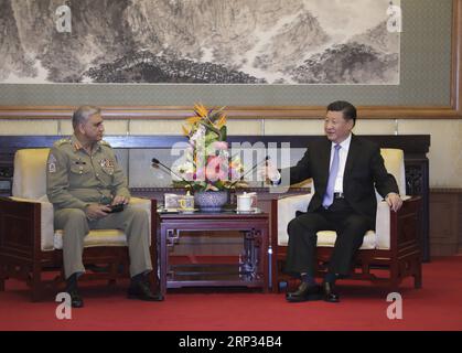 (180919) -- PEKING, 19. September 2018 -- der chinesische Präsident Xi Jinping (R) trifft sich mit dem pakistanischen Armeechef Qamar Javed Bajwa in Peking, der Hauptstadt Chinas, 19. September 2018. ) (mp) CHINA-PEKING-XI JINPING-PAKISTAN-MEETING (CN) LixGang PUBLICATIONxNOTxINxCHN Stockfoto