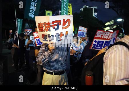 (180919) -- TOKIO, 19. September 2018 -- Ein Demonstrant nimmt an einer Demonstration in Tokio, Japan, am 19. September 2018 Teil. Tausende von Menschen in ganz Japan versammelten sich am Mittwoch, um gegen die umstrittenen Sicherheitsgesetze zu protestieren, die vor drei Jahren vom parlament verabschiedet wurden. Über 5.000 Demonstranten versammelten sich am Mittwochabend im Hibiya Park in der Innenstadt von Tokio und forderten die Abschaffung der umstrittenen Sicherheitsgesetze. ) (Zhf) JAPAN-TOKIO-SICHERHEITSGESETZE-PROTEST DuxXiaoyi PUBLICATIONxNOTxINxCHN Stockfoto