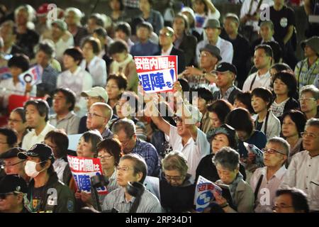 (180919) -- TOKIO, 19. September 2018 -- Demonstranten nehmen am 19. September 2018 an einem Treffen in Tokio, Japan, Teil. Tausende von Menschen in ganz Japan versammelten sich am Mittwoch, um gegen die umstrittenen Sicherheitsgesetze zu protestieren, die vor drei Jahren vom parlament verabschiedet wurden. Über 5.000 Demonstranten versammelten sich am Mittwochabend im Hibiya Park in der Innenstadt von Tokio und forderten die Abschaffung der umstrittenen Sicherheitsgesetze. ) (Zhf) JAPAN-TOKIO-SICHERHEITSGESETZE-PROTEST DuxXiaoyi PUBLICATIONxNOTxINxCHN Stockfoto