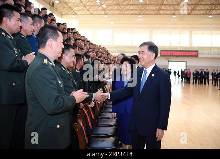 (180919) -- YINCHUAN, 19. September 2018 -- Wang Yang, Mitglied des Ständigen Ausschusses des Politischen Büros des Zentralkomitees der Kommunistischen Partei Chinas (CPC) und Vorsitzender des Nationalen Komitees der Politischen Konsultativkonferenz des chinesischen Volkes (CPPCC), treffen mit Militärs, die in der Autonomen Region Ningxia Hui in Yinchuan, Nordwestchinas Autonome Region Ningxia Hui, stationiert sind, 19. September 2018. )(MP) CHINA-NINGXIA-YINCHUAN-WANG YANG-60 Jahre (CN) ZhangxLing PUBLICATIONxNOTxINxCHN Stockfoto