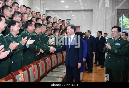 (180919) -- YINCHUAN, 19. September 2018 -- Wang Yang, Mitglied des Ständigen Ausschusses des Politischen Büros des Zentralkomitees der Kommunistischen Partei Chinas (CPC) und Vorsitzender des Nationalen Komitees der Politischen Konsultativkonferenz des chinesischen Volkes (CPPCC), treffen mit Vertretern der bewaffneten Polizeikräfte in Yinchuan, der Autonomen Region Ningxia Hui im Nordwesten Chinas, 19. September 2018. )(MP) CHINA-NINGXIA-YINCHUAN-WANG YANG-60 Jahre (CN) ZhangxLing PUBLICATIONxNOTxINxCHN Stockfoto