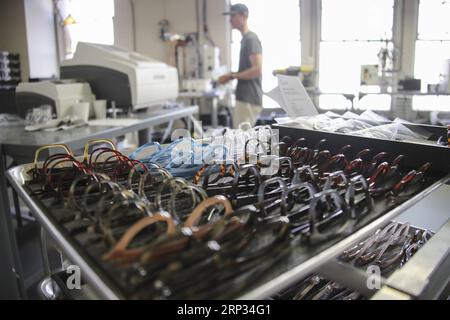 (180919) -- NEW YORK, 19. September 2018 -- Ein Mitarbeiter arbeitet im Raum von Lowercase, einem Brillenhersteller, der sich am 19. September 2018 im Brooklyn Army Terminal in New York, USA, befindet. Die US-Regierung begann im Mai 1918 mit dem Bau des Brooklyn Army Terminal als Militärdepot und Versorgungsbasis. New York City kaufte es 1981 mit der Absicht, die Struktur für die Herstellung und industrielle Nutzung umzugestalten. Heute finden hier fast 4.000 Arbeitsplätze in 100 Unternehmen statt, in denen florierende Kleinunternehmen in New York City untergebracht sind. ) U.S.-NEW YORK-BROOKLYN ARMY TERMINA Stockfoto