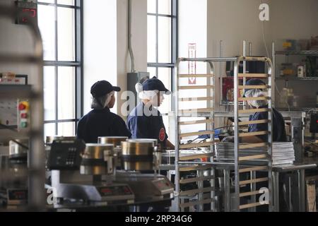 (180919) -- NEW YORK, 19. September 2018 -- Mitarbeiter arbeiten bei der Firma Konery, einem Hersteller von Eiskonen, der am 19. September 2018 im Brooklyn Army Terminal in New York, USA, ansässig ist. Die US-Regierung begann im Mai 1918 mit dem Bau des Brooklyn Army Terminal als Militärdepot und Versorgungsbasis. New York City kaufte es 1981 mit der Absicht, die Struktur für die Herstellung und industrielle Nutzung umzugestalten. Heute finden hier fast 4.000 Arbeitsplätze in 100 Unternehmen statt, in denen florierende Kleinunternehmen in New York City untergebracht sind. ) U.S.-NEW YORK-BROOKLYN ARMY TERMIN Stockfoto