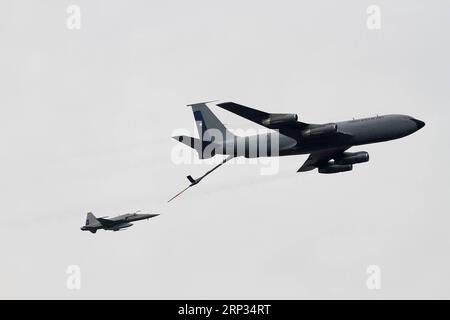 (180920) -- SANTIAGO, 20. September 2018 -- Militärflugzeuge fliegen während einer jährlichen Militärparade zum Jahrestag der Unabhängigkeit Chiles in der Hauptstadt Santiago, 19. September 2018 vorbei. ) (nxl) CHILE-SANTIAGO-UNABHÄNGIGKEITSPARADE WangxPei PUBLICATIONxNOTxINxCHN Stockfoto