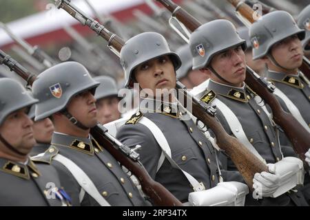 (180920) -- SANTIAGO, 20. September 2018 -- Soldaten marschieren während einer jährlichen Militärparade anlässlich des chilenischen Unabhängigkeitsjubiläums in der Hauptstadt Santiago, 19. September 2018. ) (nxl) CHILE-SANTIAGO-UNABHÄNGIGKEITSPARADE JorgexVillegas PUBLICATIONxNOTxINxCHN Stockfoto