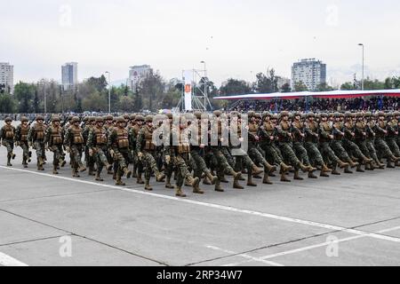 (180920) -- SANTIAGO, 20. September 2018 -- Soldaten marschieren während einer jährlichen Militärparade anlässlich des chilenischen Unabhängigkeitsjubiläums in der Hauptstadt Santiago, 19. September 2018. ) (nxl) CHILE-SANTIAGO-UNABHÄNGIGKEITSPARADE JorgexVillegas PUBLICATIONxNOTxINxCHN Stockfoto