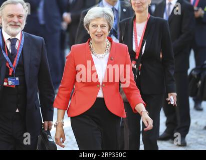 (180920) -- SALZBURG, 20. September 2018 -- die britische Premierministerin Theresa May (Front) kommt zu einem informellen EU-Gipfel in Salzburg, Österreich, am 20. September 2018. Die Staats- und Regierungschefs der Europäischen Union (EU) haben am Mittwoch einen zweitägigen informellen Gipfel in der österreichischen Stadt Salzburg eingeleitet, der sich mit den kontroversen Fragen der Migration und des Brexits befasst. (dh) ÖSTERREICH-SALZBURG-EU-INFORMELLER GIPFEL YexPingfan PUBLICATIONxNOTxINxCHN Stockfoto