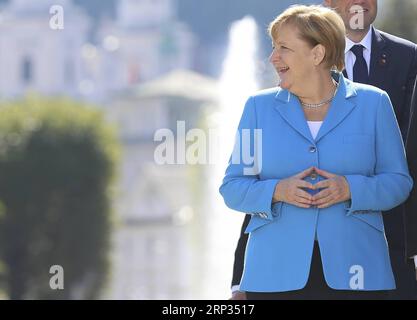 (180920) -- SALZBURG, 20. September 2018 -- Bundeskanzlerin Angela Merkel reagiert auf ein Familienbild beim informellen EU-Gipfel in Salzburg, Österreich, 20. September 2018. Die Staats- und Regierungschefs der Europäischen Union (EU) haben am Mittwoch einen zweitägigen informellen Gipfel in der österreichischen Stadt Salzburg eingeleitet, der sich mit den kontroversen Fragen der Migration und des Brexits befasst. (dh) ÖSTERREICH-SALZBURG-EU-INFORMELLER GIPFEL YexPingfan PUBLICATIONxNOTxINxCHN Stockfoto