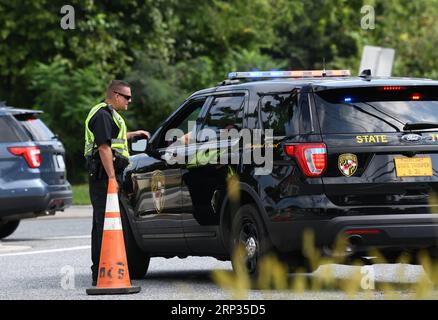 (180920) -- MARYLAND (USA), 20. September 2018 -- Ein Polizeibeamter steht am 20. September 2018 in der Nähe der Schießerei in Harford County, Maryland, USA, Wache. Drei Menschen wurden getötet und zwei weitere wurden bei einer Schießerei am Donnerstagmorgen in einem Gewerbegebiet in Harford County verwundet, sagten die Behörden. US-MARYLAND-SHOOTING LiuxJie PUBLICATIONxNOTxINxCHN Stockfoto