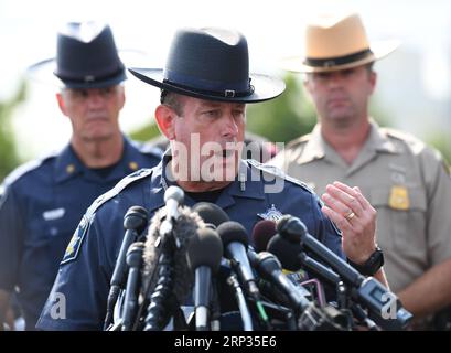 (180920) -- MARYLAND (USA), 20. September 2018 -- Harford County Sheriff Jeffrey Gahler (Front) spricht während einer Pressekonferenz in der Nähe der Drehszene in Harford County, Maryland, USA, am 20. September 2018. Eine Frau mit einer Handfeuerwaffe eröffnete am Donnerstagmorgen in einem US-amerikanischen Distributionszentrum in Maryland das Feuer, tötete drei Menschen und verletzte drei weitere, bevor sie ihr eigenes Leben nahm, sagte die örtliche Polizei. US-MARYLAND-SHOOTING LiuxJie PUBLICATIONxNOTxINxCHN Stockfoto