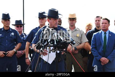 (180920) -- MARYLAND (USA), 20. September 2018 -- Harford County Sheriff Jeffrey Gahler (Front) spricht während einer Pressekonferenz in der Nähe der Drehszene in Harford County, Maryland, USA, am 20. September 2018. Eine Frau mit einer Handfeuerwaffe eröffnete am Donnerstagmorgen in einem US-amerikanischen Distributionszentrum in Maryland das Feuer, tötete drei Menschen und verletzte drei weitere, bevor sie ihr eigenes Leben nahm, sagte die örtliche Polizei. US-MARYLAND-SHOOTING LiuxJie PUBLICATIONxNOTxINxCHN Stockfoto