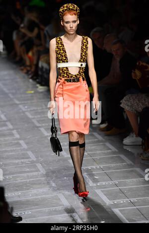 (180920) -- MAILAND, 20. September 2018 -- Ein Model geht auf der Prada Fashion Show während der Milan Fashion Week Frühjahr/Sommer 2019 in Mailand, Italien, am 20. September 2018. ) ITALIEN-MAILAND-FASHION WEEK-PRADA AlbertoxLingria PUBLICATIONxNOTxINxCHN Stockfoto