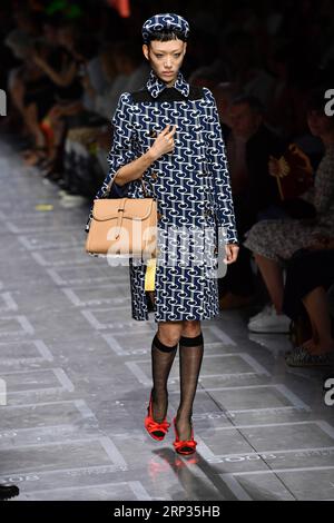 (180920) -- MAILAND, 20. September 2018 -- Ein Model geht auf der Prada Fashion Show während der Milan Fashion Week Frühjahr/Sommer 2019 in Mailand, Italien, am 20. September 2018. ) ITALIEN-MAILAND-FASHION WEEK-PRADA AlbertoxLingria PUBLICATIONxNOTxINxCHN Stockfoto