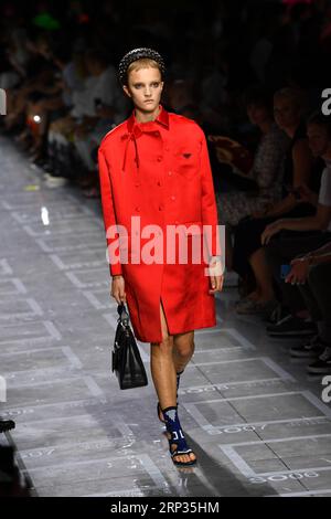 (180920) -- MAILAND, 20. September 2018 -- Ein Model geht auf der Prada Fashion Show während der Milan Fashion Week Frühjahr/Sommer 2019 in Mailand, Italien, am 20. September 2018. ) ITALIEN-MAILAND-FASHION WEEK-PRADA AlbertoxLingria PUBLICATIONxNOTxINxCHN Stockfoto