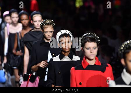 (180920) -- MAILAND, 20. September 2018 -- Models laufen auf der Prada Fashion Show während der Milan Fashion Week Frühjahr/Sommer 2019 in Mailand, Italien, am 20. September 2018. ) ITALIEN-MAILAND-FASHION WEEK-PRADA AlbertoxLingria PUBLICATIONxNOTxINxCHN Stockfoto