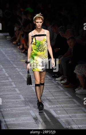 (180920) -- MAILAND, 20. September 2018 -- Ein Model geht auf der Prada Fashion Show während der Milan Fashion Week Frühjahr/Sommer 2019 in Mailand, Italien, am 20. September 2018. ) ITALIEN-MAILAND-FASHION WEEK-PRADA AlbertoxLingria PUBLICATIONxNOTxINxCHN Stockfoto