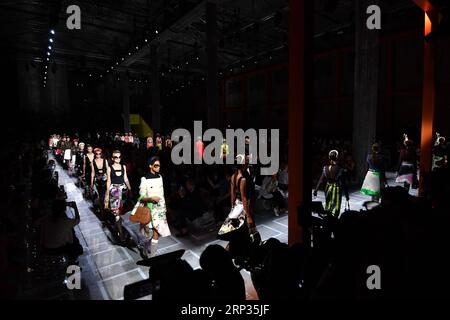 (180920) -- MAILAND, 20. September 2018 -- Models laufen auf der Prada Fashion Show während der Milan Fashion Week Frühjahr/Sommer 2019 in Mailand, Italien, am 20. September 2018. ) ITALIEN-MAILAND-FASHION WEEK-PRADA AlbertoxLingria PUBLICATIONxNOTxINxCHN Stockfoto