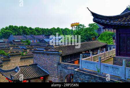 Erkunden Sie den zeitlosen Charme der alten chinesischen Stadtmauern und Architektur und halten Sie die Pracht der Geschichte in jedem Stein fest Stockfoto