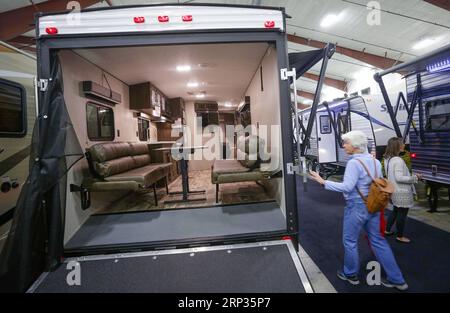 (180921) -- VANCOUVER, 21. September 2018 -- Besucher besuchen die Snowbird RV Show, die am 20. September 2018 in Vancouver, Kanada, stattfindet. ) (dtf) CANADA-VANCOUVER-RV-SHOW LiangxSen PUBLICATIONxNOTxINxCHN Stockfoto