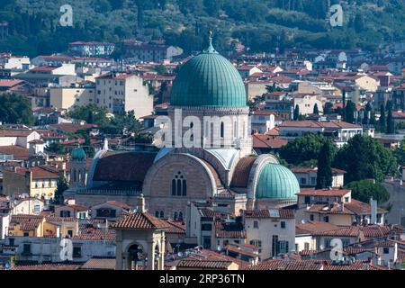 Die grüne Kuppel des Sinagoga e Museo Ebraico (Synagoge und Jüdisches Museum von Florenz) sticht in der Skyline von Florenz hervor. Es liegt an der Via Lui Stockfoto