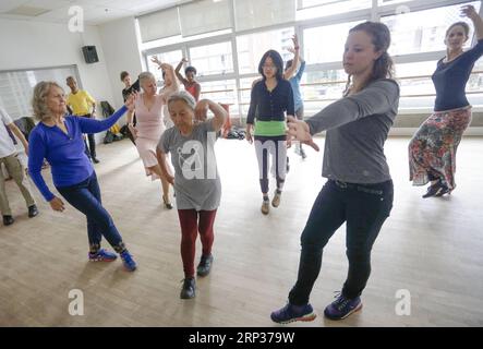 (180923) -- VANCOUVER, 23. September 2018 -- die Leute lernen Tanz von einem Flamenco-Meister bei einem kostenlosen Tanzkurs während des Vancouver International Flamenco Festivals in Vancouver, Kanada, 22. September 2018. Das Vancouver International Flamenco Festival 2018 findet vom 21. Bis 29. September statt und bringt einheimische und internationale Flamenco-Künstler zusammen. Es bietet Aufführungen, Unterricht, offene Studios, Meisterkurse für die Öffentlichkeit, um die Flamenco-Kultur zu lernen und zu genießen. ) (dtf) CANADA-VANCOUVER-FLAMENCO FESTIVAL LiangxSen PUBLICATIONxNOTxINxCHN Stockfoto