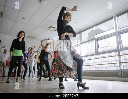 (180923) -- VANCOUVER, 23. September 2018 -- die Leute lernen Tanz von einem Flamenco-Meister bei einem kostenlosen Tanzkurs während des Vancouver International Flamenco Festivals in Vancouver, Kanada, 22. September 2018. Das Vancouver International Flamenco Festival 2018 findet vom 21. Bis 29. September statt und bringt einheimische und internationale Flamenco-Künstler zusammen. Es bietet Aufführungen, Unterricht, offene Studios, Meisterkurse für die Öffentlichkeit, um die Flamenco-Kultur zu lernen und zu genießen. ) (dtf) CANADA-VANCOUVER-FLAMENCO FESTIVAL LiangxSen PUBLICATIONxNOTxINxCHN Stockfoto