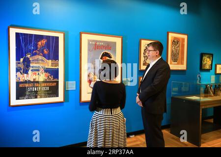 (180923) -- CANBERRA, 23. September 2018 -- die Leute schauen sich ein Poster an, das zum 150. Jahrestag der Entdeckung Australiens in der National Library of Australia in Canberra, Australien, am 21. September 2018 gemacht wurde. Zweihundertfünfzig Jahre nachdem James Cook zu seiner ersten Reise in den Pazifik aufbrach, startete die National Library of Australia eine Ausstellung, um an den Kapitän zu erinnern, der das Land entdeckte. Die Ausstellung „Cook and the Pacific“, die vom 22. September bis 10. Februar 2019 stattfindet, erzählt die Geschichten von Cooks Reisen in den Pazifik und den reichen Kulturen, denen er begegnete. SO GEHEN Sie MIT der Funktion: Erkunden von C Stockfoto