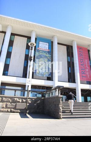 (180923) -- CANBERRA, 23. September 2018 -- Foto aufgenommen am 21. September 2018 zeigt ein Poster der Ausstellung an der Fassade der National Library of Australia in Canberra, Australien. Zweihundertfünfzig Jahre nachdem James Cook zu seiner ersten Reise in den Pazifik aufbrach, startete die National Library of Australia eine Ausstellung, um an den Kapitän zu erinnern, der das Land entdeckte. Die Ausstellung „Cook and the Pacific“, die vom 22. September bis 10. Februar 2019 stattfindet, erzählt die Geschichten von Cooks Reisen in den Pazifik und den reichen Kulturen, denen er begegnete. ZUM Spiel: Captain Cook s Worl erkunden Stockfoto