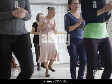 (180923) -- VANCOUVER, 23. September 2018 -- die Leute lernen Tanz von einem Flamenco-Meister bei einem kostenlosen Tanzkurs während des Vancouver International Flamenco Festivals in Vancouver, Kanada, 22. September 2018. Das Vancouver International Flamenco Festival 2018 findet vom 21. Bis 29. September statt und bringt einheimische und internationale Flamenco-Künstler zusammen. Es bietet Aufführungen, Unterricht, offene Studios, Meisterkurse für die Öffentlichkeit, um die Flamenco-Kultur zu lernen und zu genießen. ) (dtf) CANADA-VANCOUVER-FLAMENCO FESTIVAL LiangxSen PUBLICATIONxNOTxINxCHN Stockfoto