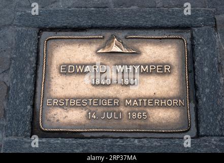 Edward-Whymper-Denkmal. 1865 führte er den ersten erfolgreichen Akzent des Matterhorns. Die Gedenktafel befindet sich vor dem Monte Rosa Hotel, Zermatt. Stockfoto