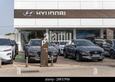 Palma de Mallorca, Spanien; 10. august 2023: Hauptfassade eines Autohauses des multinationalen Unternehmens Hyundai. Palma de Mallorca, Spanien Stockfoto