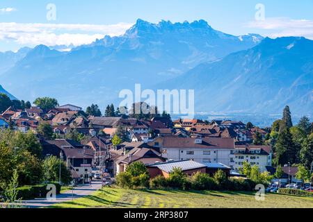 Blick auf die Dents du Midi Berge Teil der Chablais Alpen, gesehen von Blonay, Montreux, Kanton Waadt, Schweiz. Stockfoto