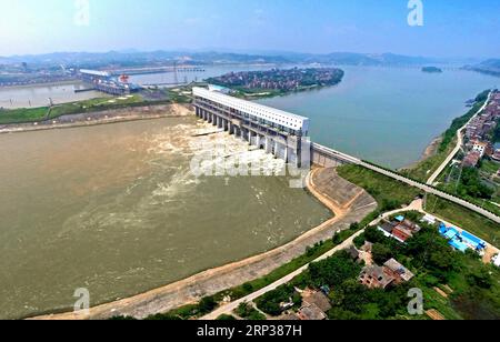 (180924) -- NANNING, 24. September 2018 -- Luftaufnahme vom 2. Januar 2017 zeigt die Sicht auf das Wasserkontrollprojekt Changzhou am Xijiang River in Wuzhou, der südchinesischen autonomen Region Guangxi Zhuang. Der Xijiang River ist eine wichtige Handelsroute im Südwesten Chinas. ) (Zyd) CHINA-GUANGXI-WATER CHANNEL (CN) ZHOUXHUA PUBLICATIONxNOTxINxCHN Stockfoto