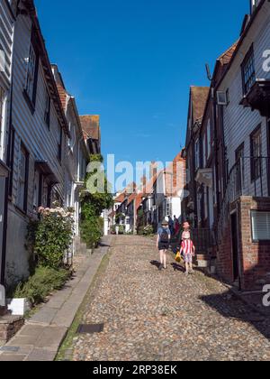 Sehen Sie die Mermaid Street, eine historische Kopfsteinpflasterstraße in Rye, East Sussex, Großbritannien. Stockfoto