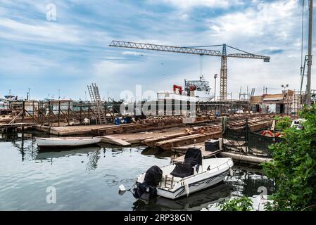 Werft und Fischereischiffe im Hafen von Sciacca, Fischerdorf in Sizilien, Italien Stockfoto