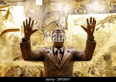 (180924) -- UNITED NATIONS, 24. September 2018 -- Foto aufgenommen am 24. September 2018 zeigt eine Statue von Nelson Mandela im Hauptquartier der Vereinten Nationen in New York. Eine Statue von Nelson Mandela wurde am Montag im UN-Hauptquartier enthüllt, um den 100. Geburtstag des südafrikanischen Präsidenten zu würdigen. UN-NELSON MANDELA-STATUE-ENTHÜLLUNG LixMuzi PUBLICATIONxNOTxINxCHN Stockfoto