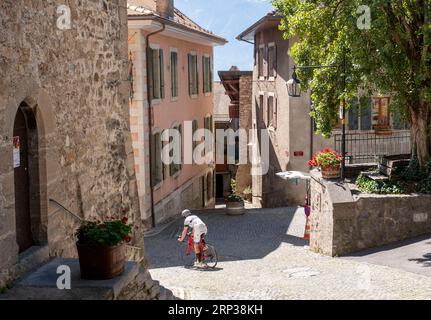 Radfahrer in den engen Gassen von Saint Saphorin, Weinregion Lavaux, Kanton Waadt, Schweiz. Stockfoto