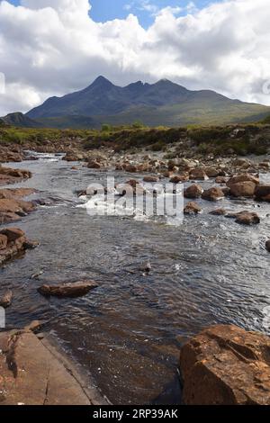 Der Fluss Sligachan mit Blick auf die Cuillin Hills. Isle of Skye, Schottland. Stockfoto